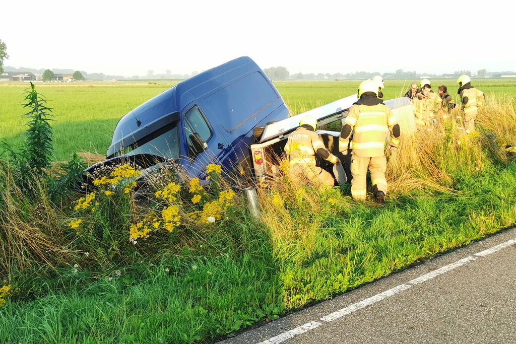 Bestuurder valt in slaap en raakt van de weg