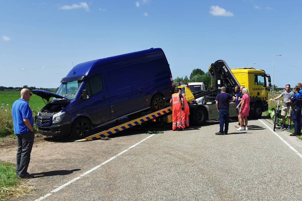 Bestuurder valt in slaap en raakt van de weg