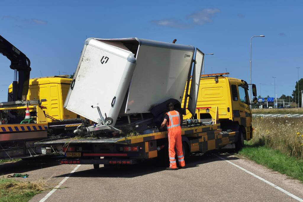 Bestuurder valt in slaap en raakt van de weg