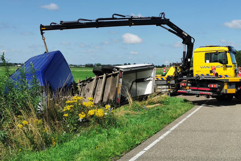 Bestuurder valt in slaap en raakt van de weg