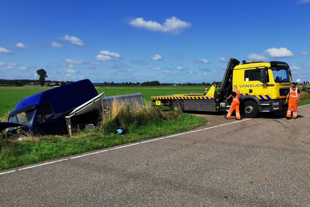 Bestuurder valt in slaap en raakt van de weg