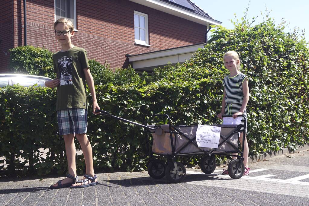 Niels (10) en Mirte (7) halen geld op voor Limburg