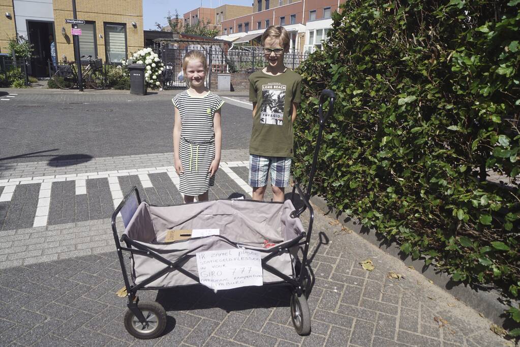 Niels (10) en Mirte (7) halen geld op voor Limburg