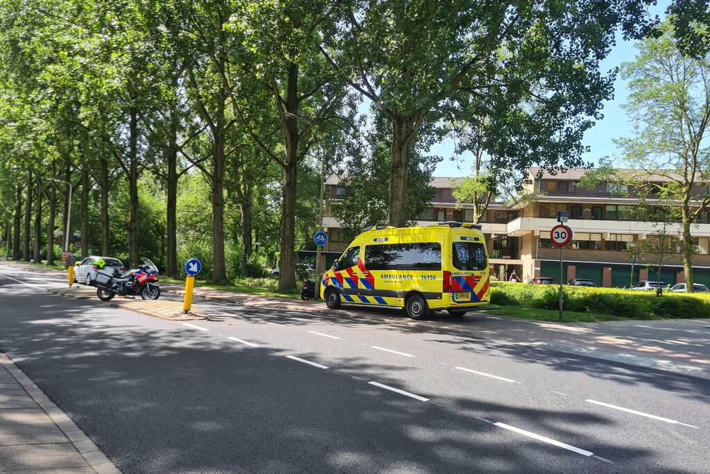 Scooterrijder onderuit door ontbrekende stoeptegel