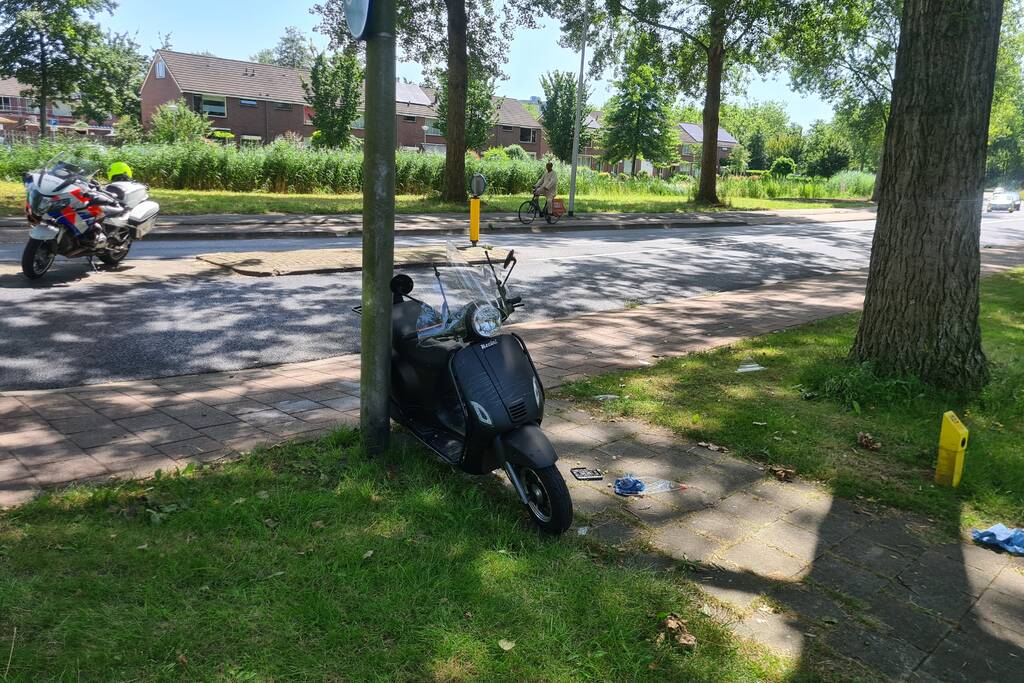 Scooterrijder onderuit door ontbrekende stoeptegel