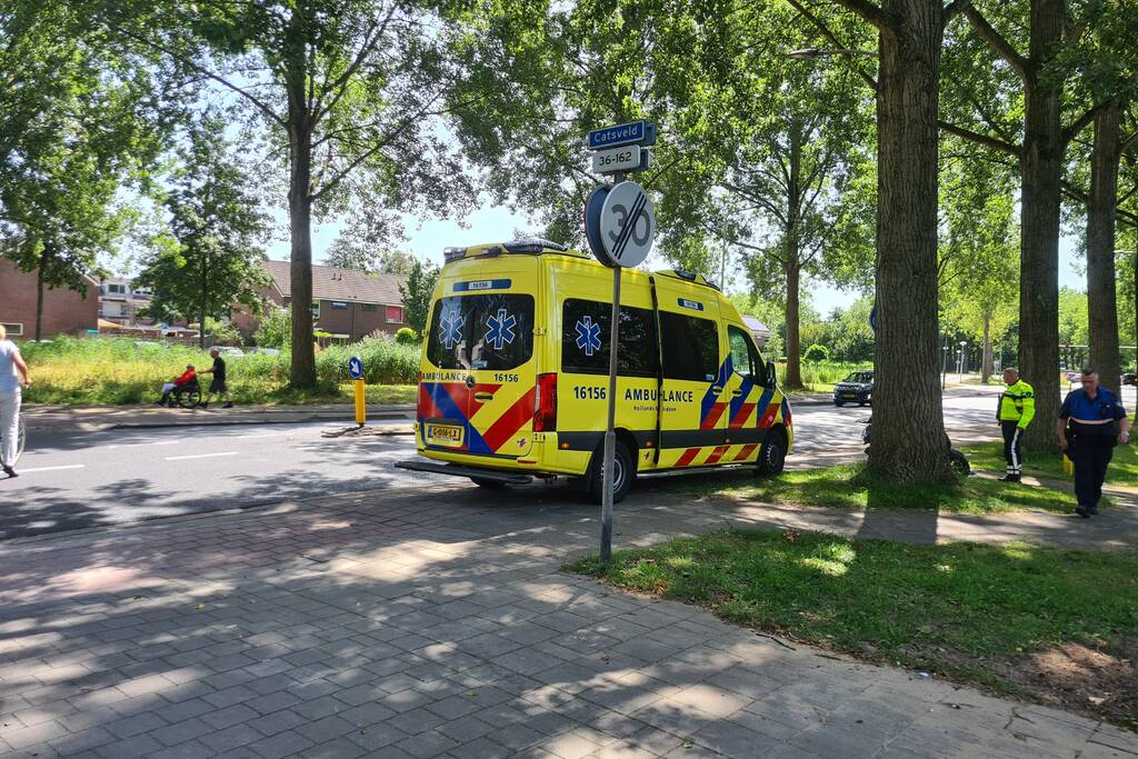 Scooterrijder onderuit door ontbrekende stoeptegel