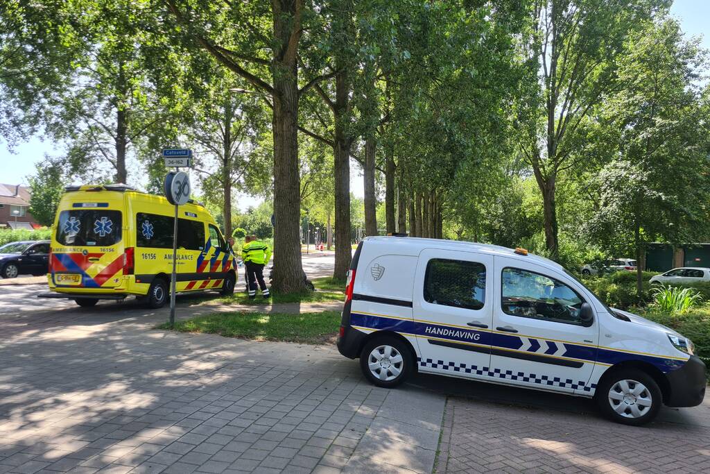 Scooterrijder onderuit door ontbrekende stoeptegel