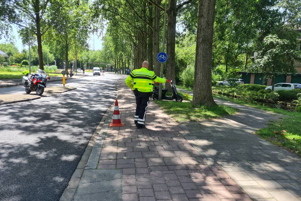 Scooterrijder onderuit door ontbrekende stoeptegel