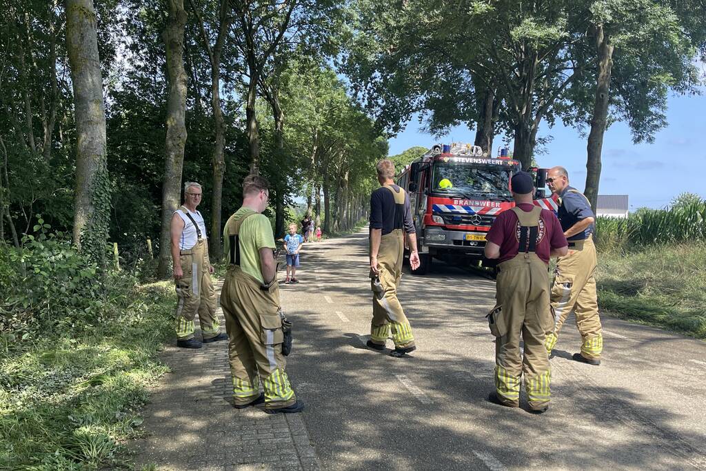 Bakwagen rijdt zichzelf vast in overstroomde weg