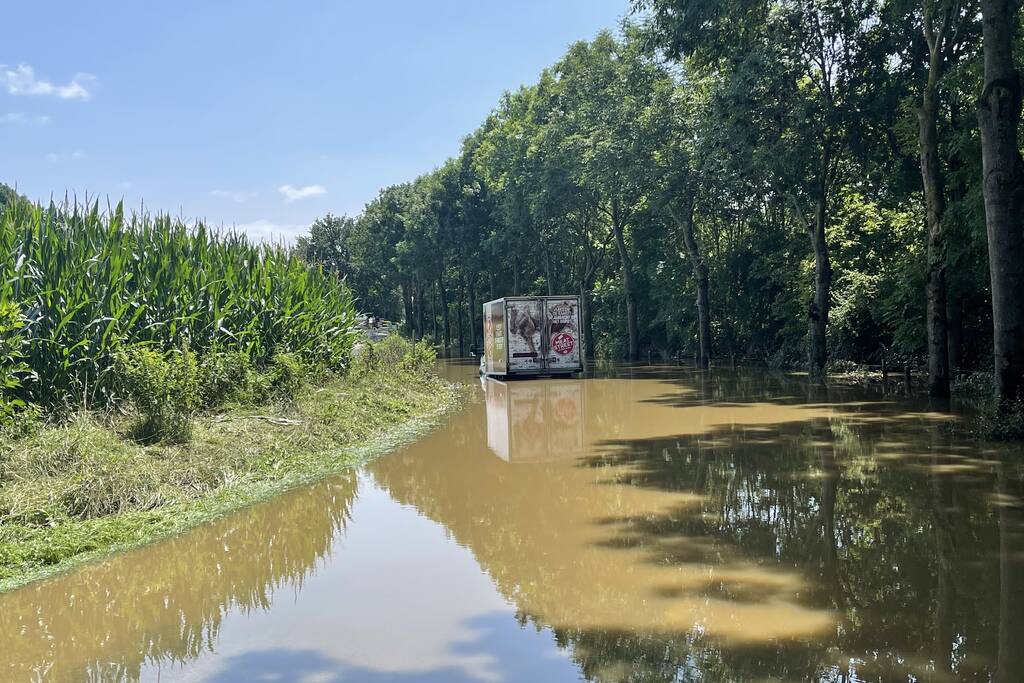 Bakwagen rijdt zichzelf vast in overstroomde weg
