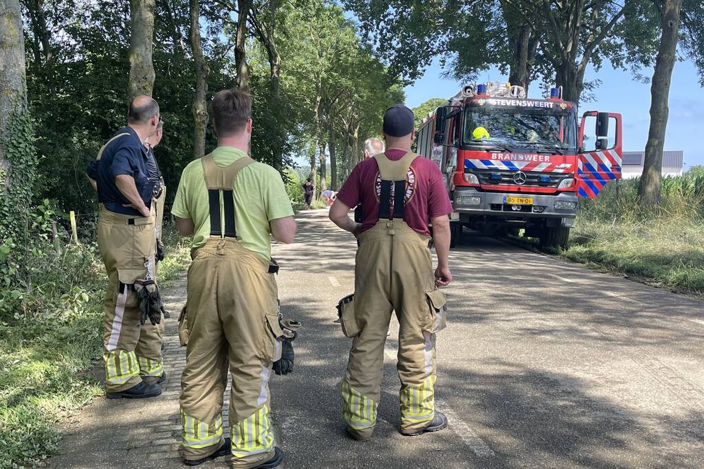 Bakwagen rijdt zichzelf vast in overstroomde weg