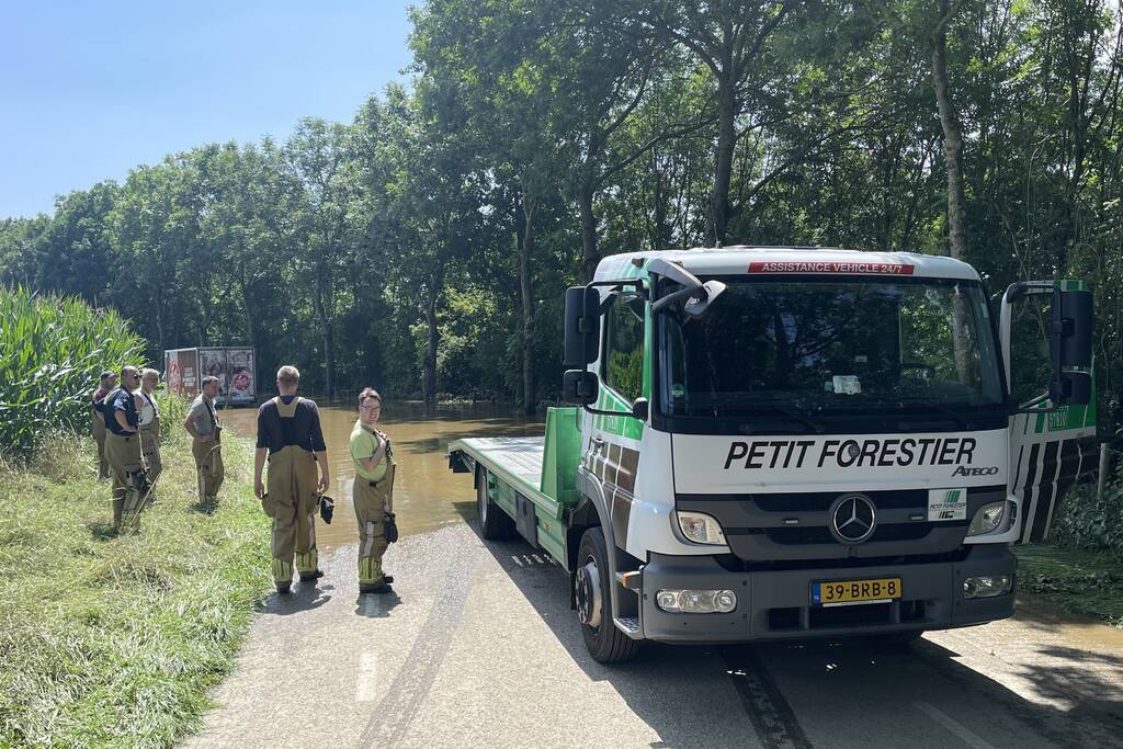 Bakwagen rijdt zichzelf vast in overstroomde weg