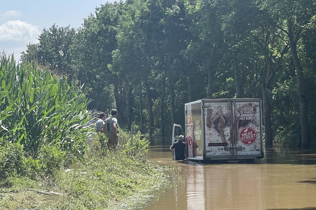 Bakwagen rijdt zichzelf vast in overstroomde weg