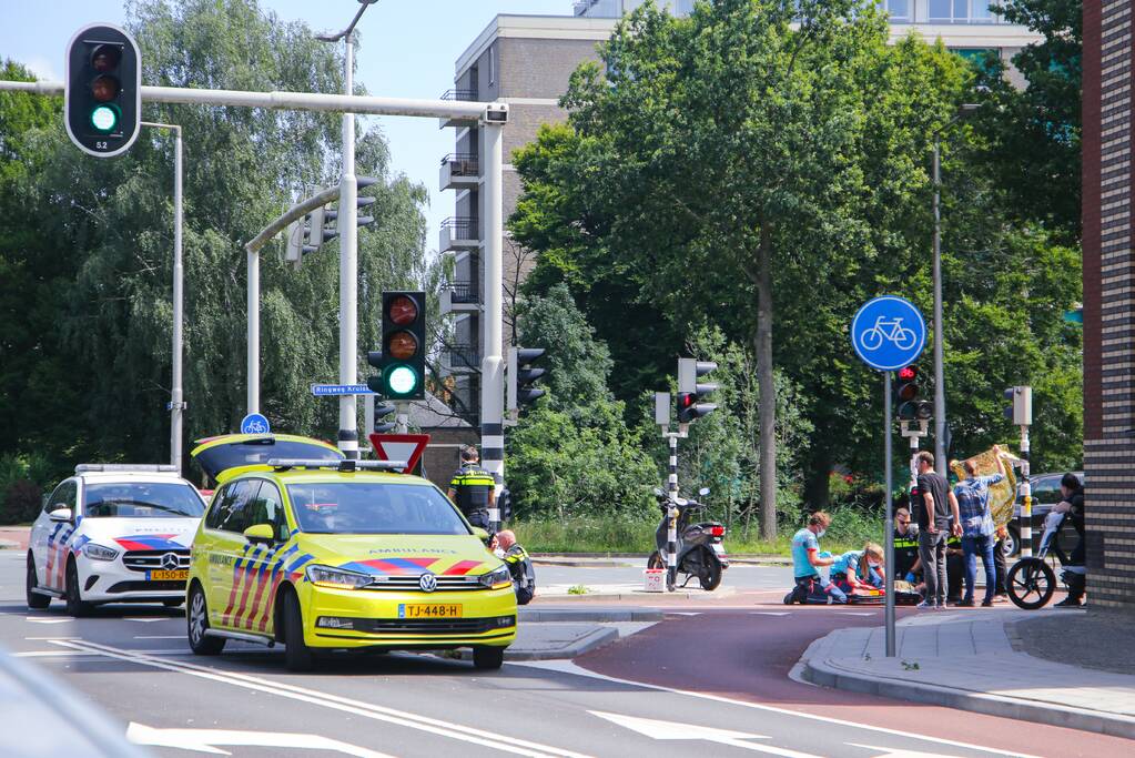 Scooterrijders botsen op fietspad