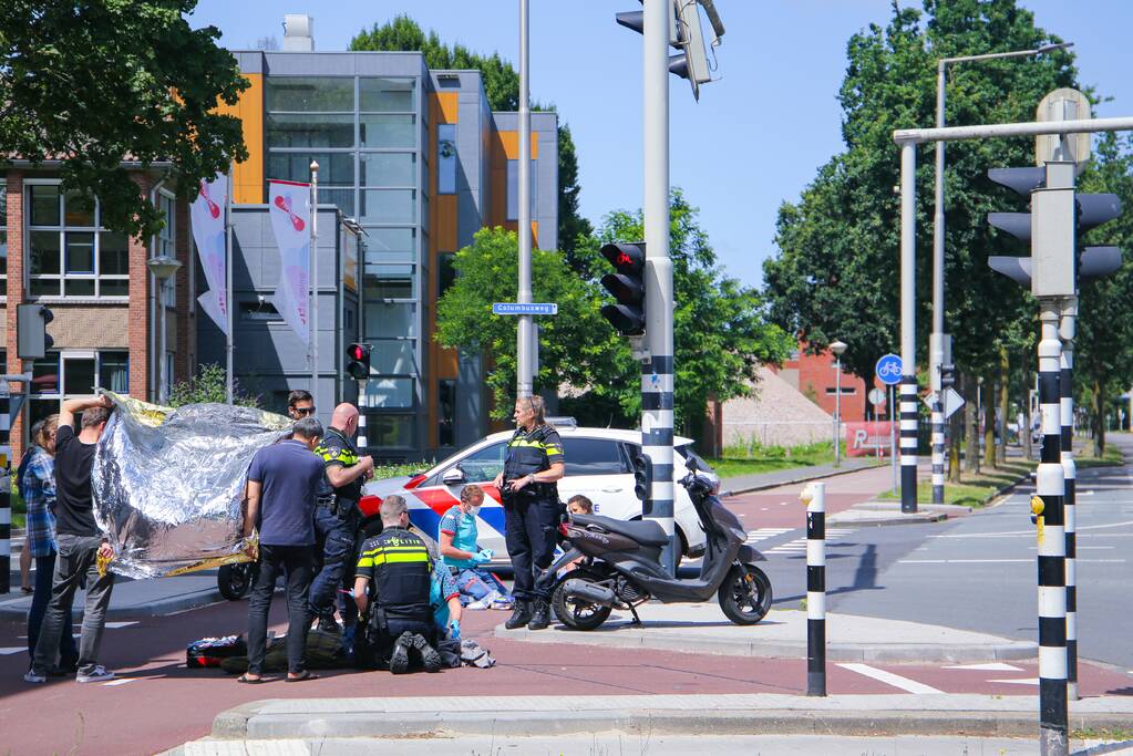 Scooterrijders botsen op fietspad