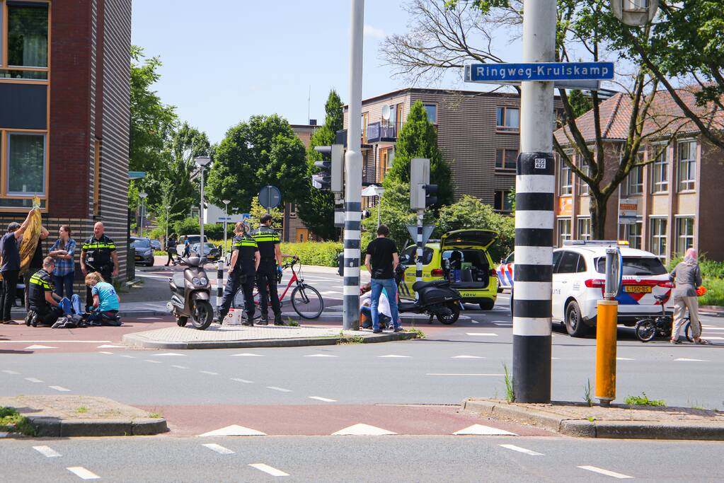 Scooterrijders botsen op fietspad