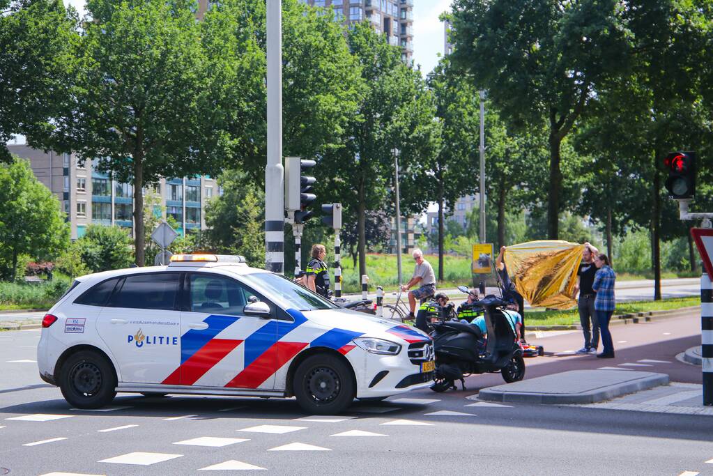 Scooterrijders botsen op fietspad