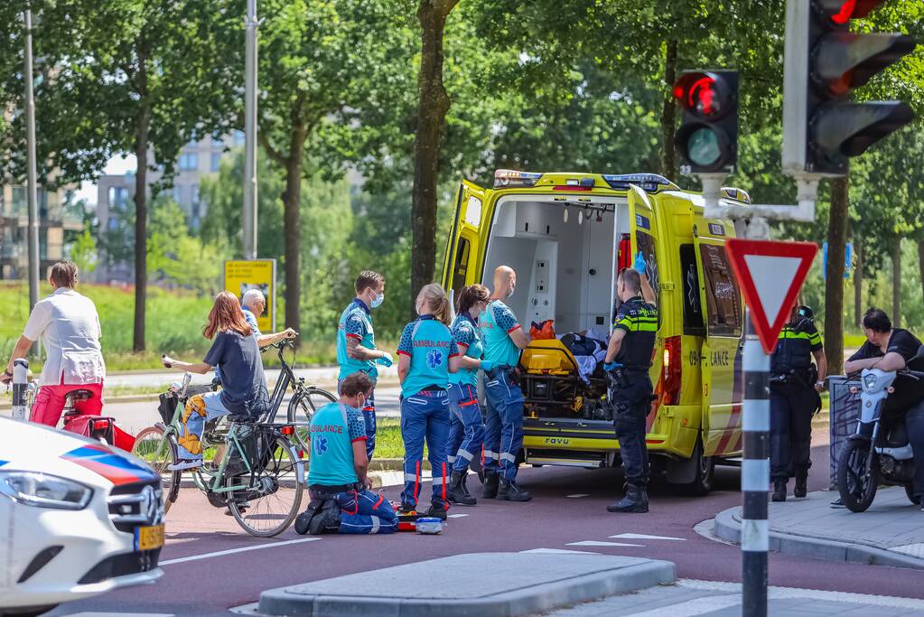 Scooterrijders botsen op fietspad