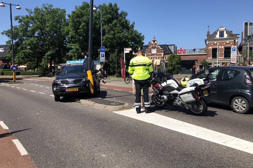 Automobilist botst met auto op paal