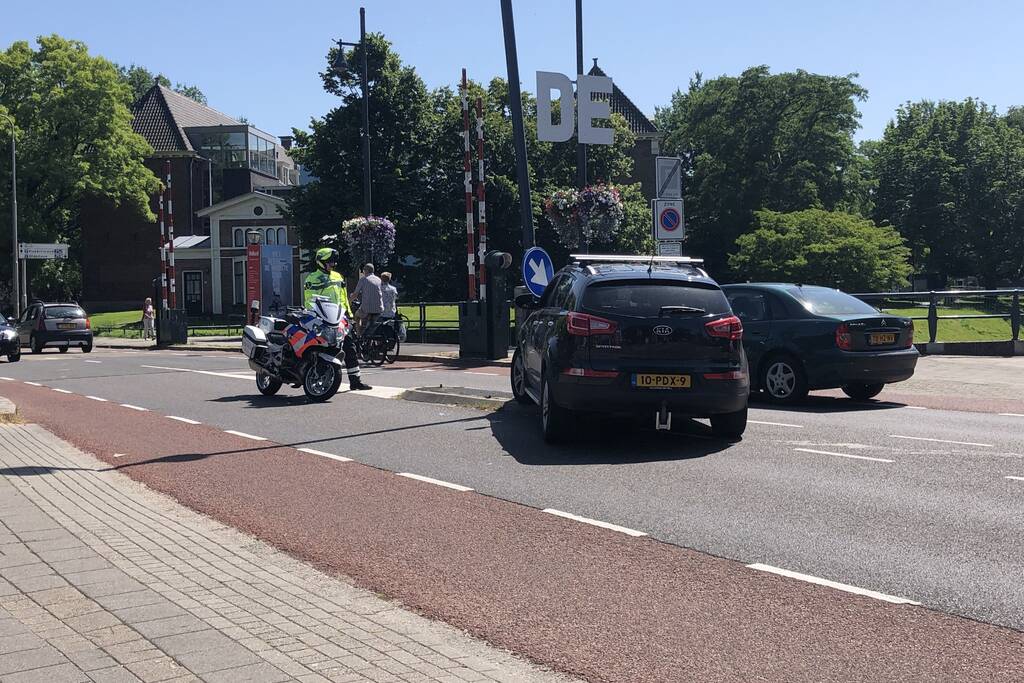 Automobilist botst met auto op paal