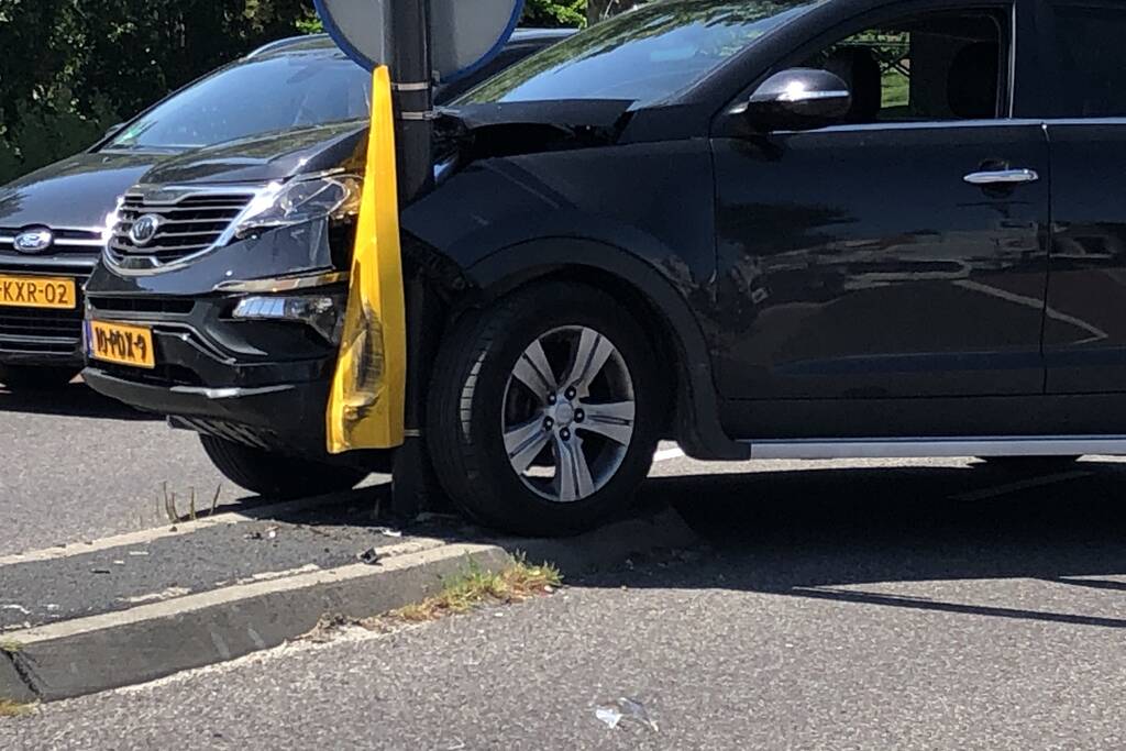Automobilist botst met auto op paal