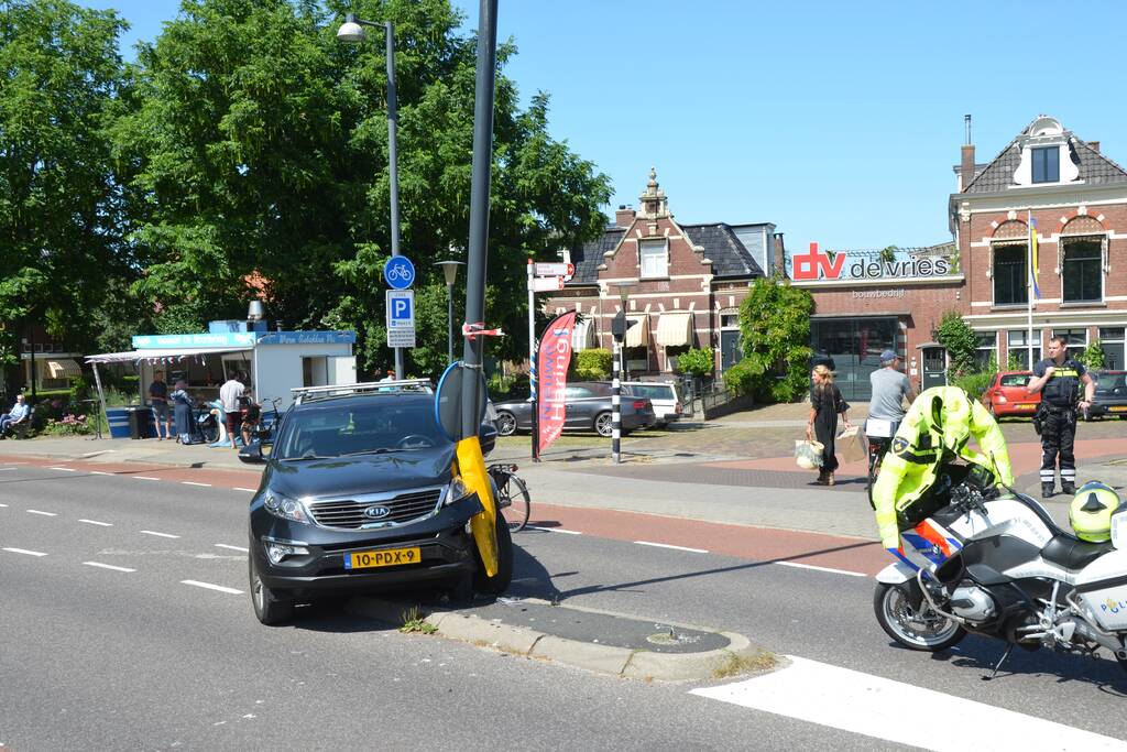 Automobilist botst met auto op paal