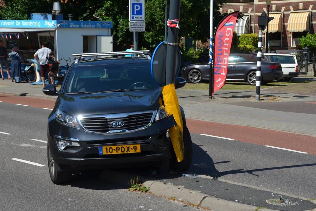Automobilist botst met auto op paal