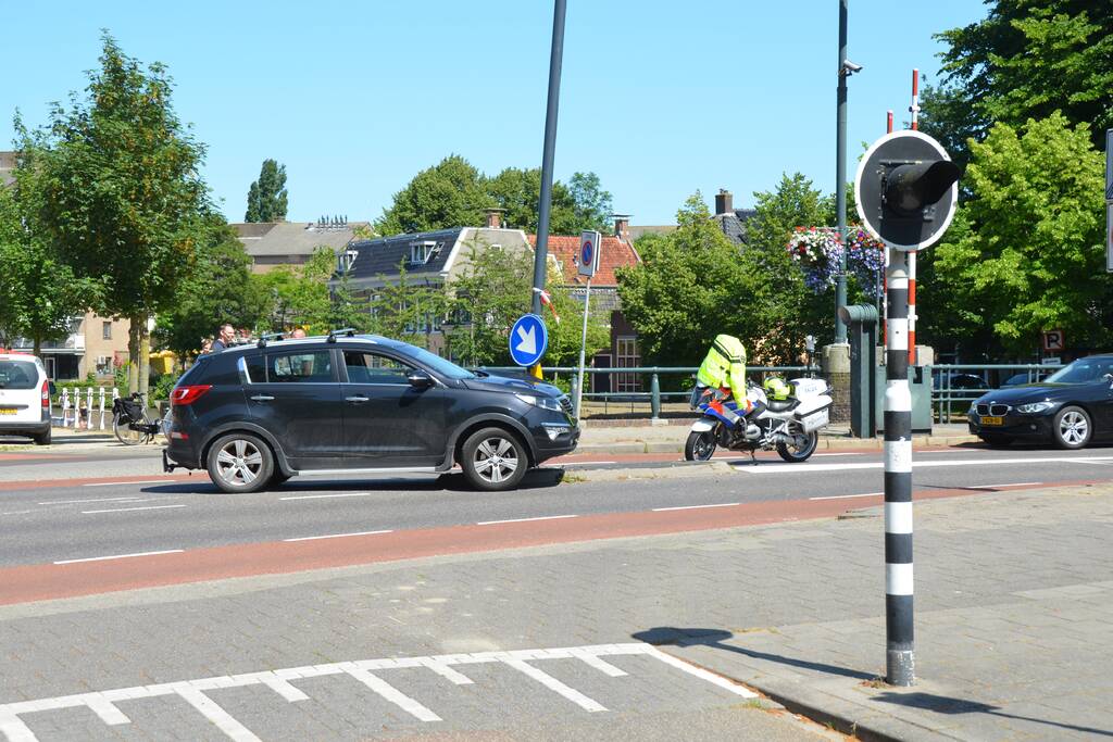 Automobilist botst met auto op paal