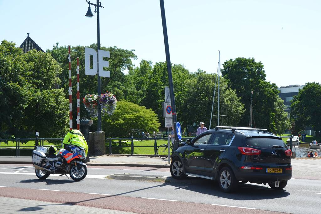 Automobilist botst met auto op paal