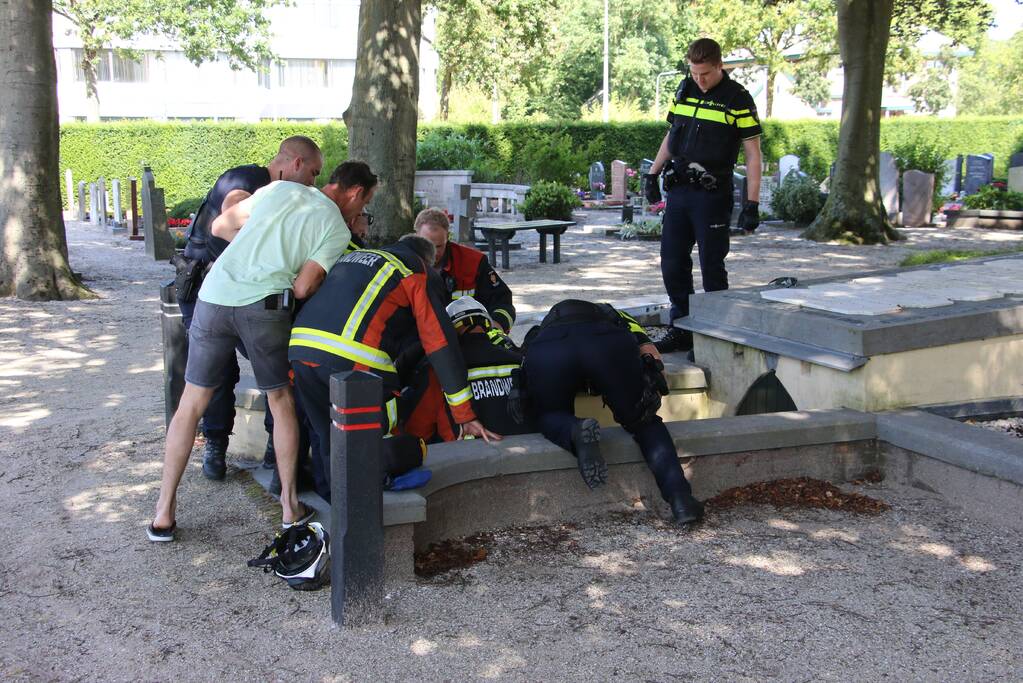 Man rijdt met scootmobiel grafkelder in