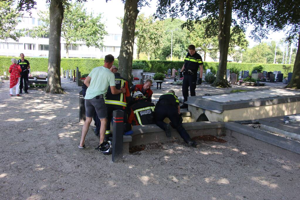 Man rijdt met scootmobiel grafkelder in