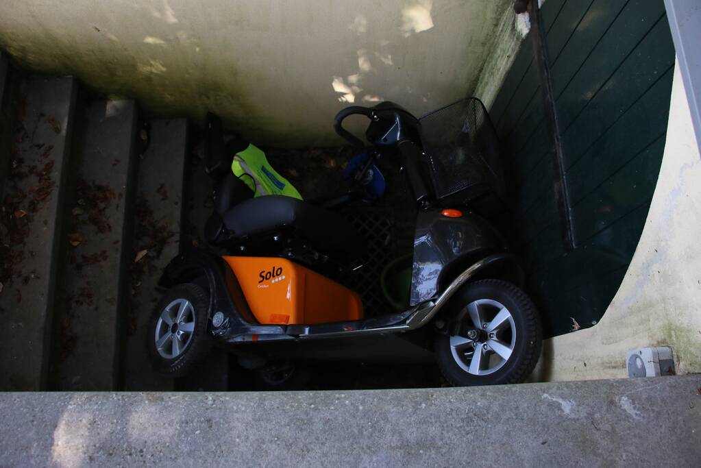 Man rijdt met scootmobiel grafkelder in