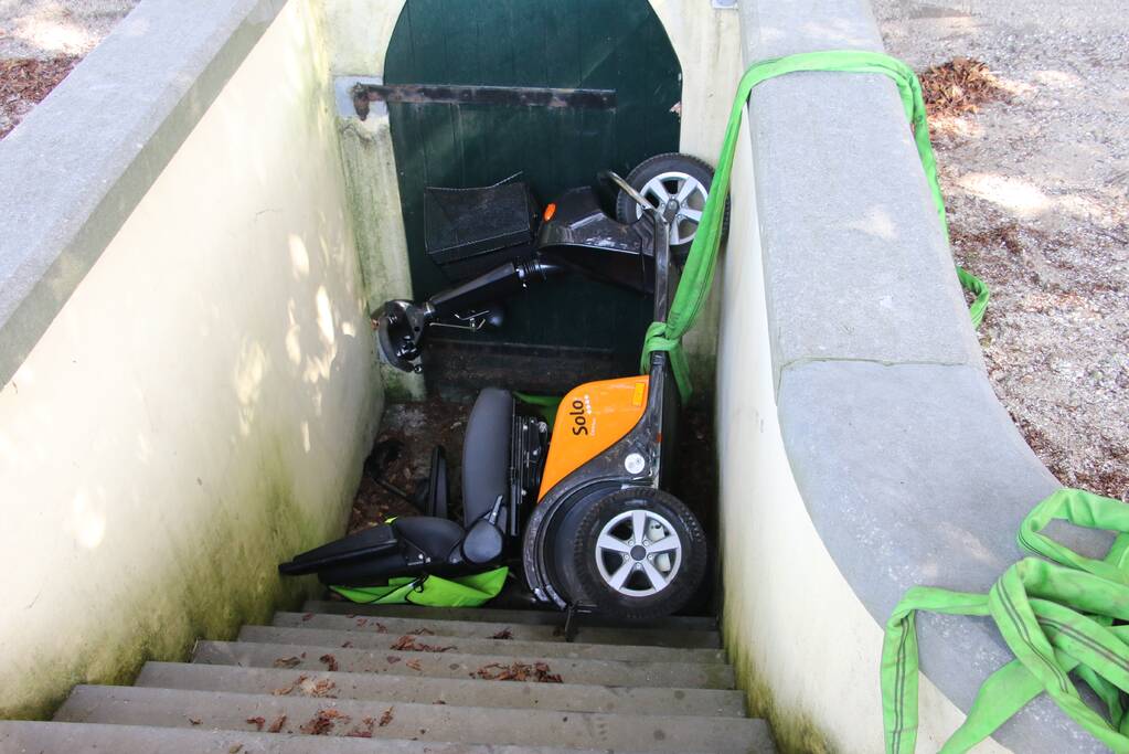 Man rijdt met scootmobiel grafkelder in