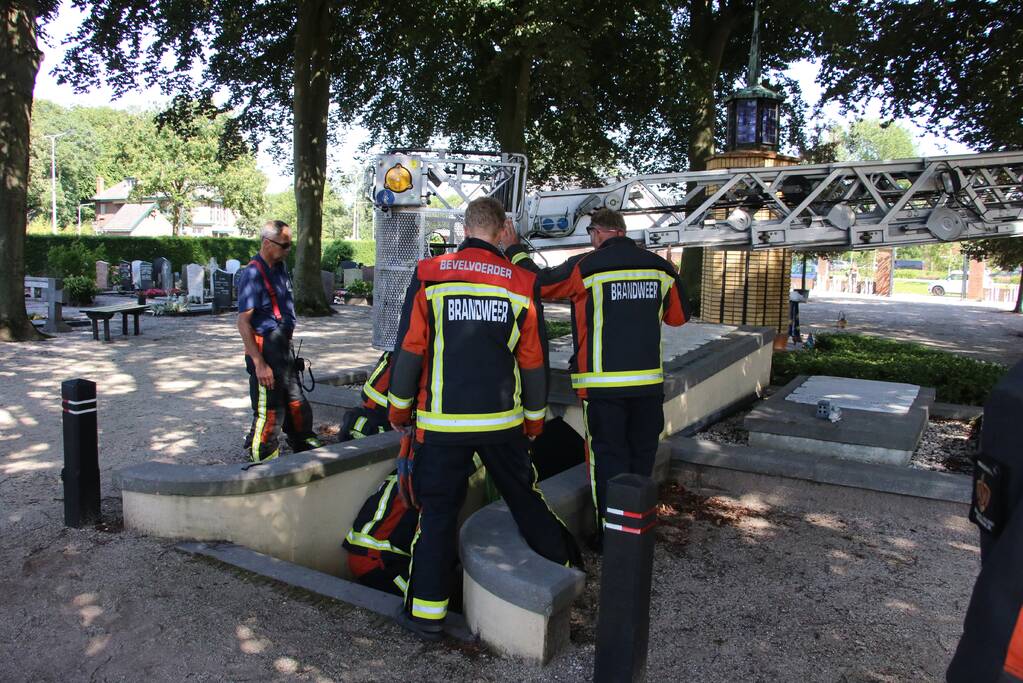 Man rijdt met scootmobiel grafkelder in
