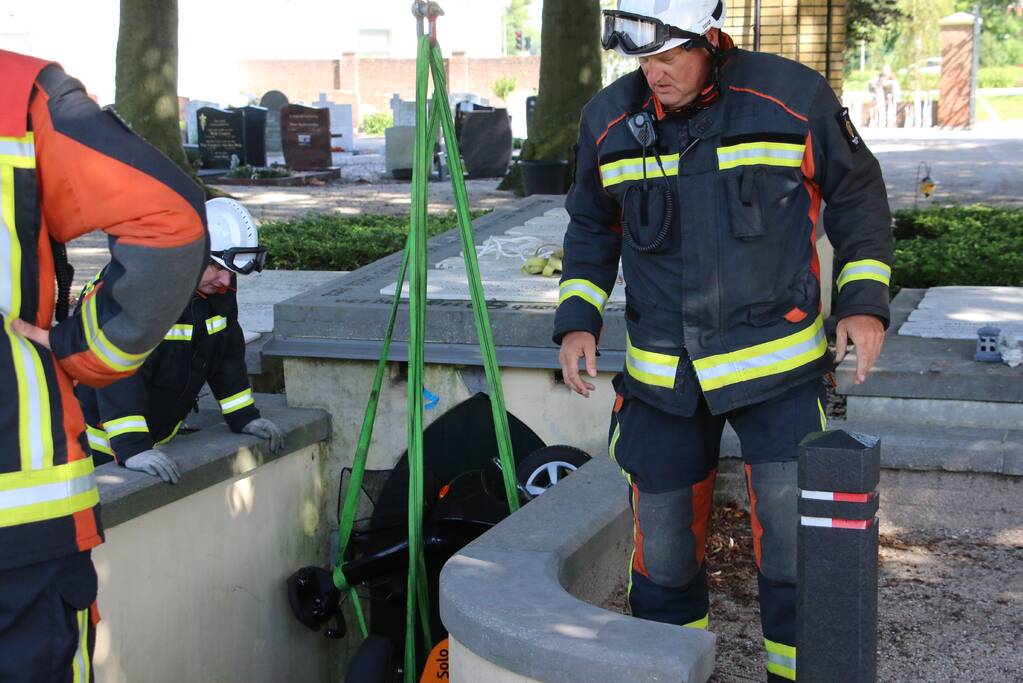 Man rijdt met scootmobiel grafkelder in