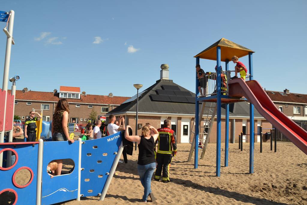 Jongeman vast in met knie in speeltoestel