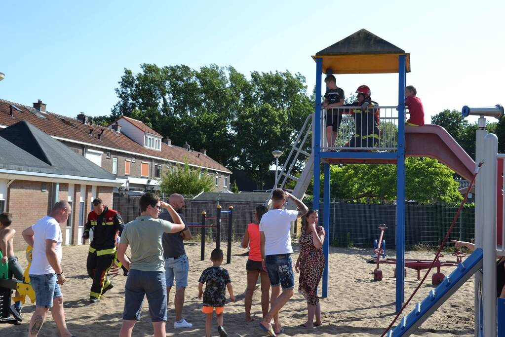 Jongeman vast in met knie in speeltoestel