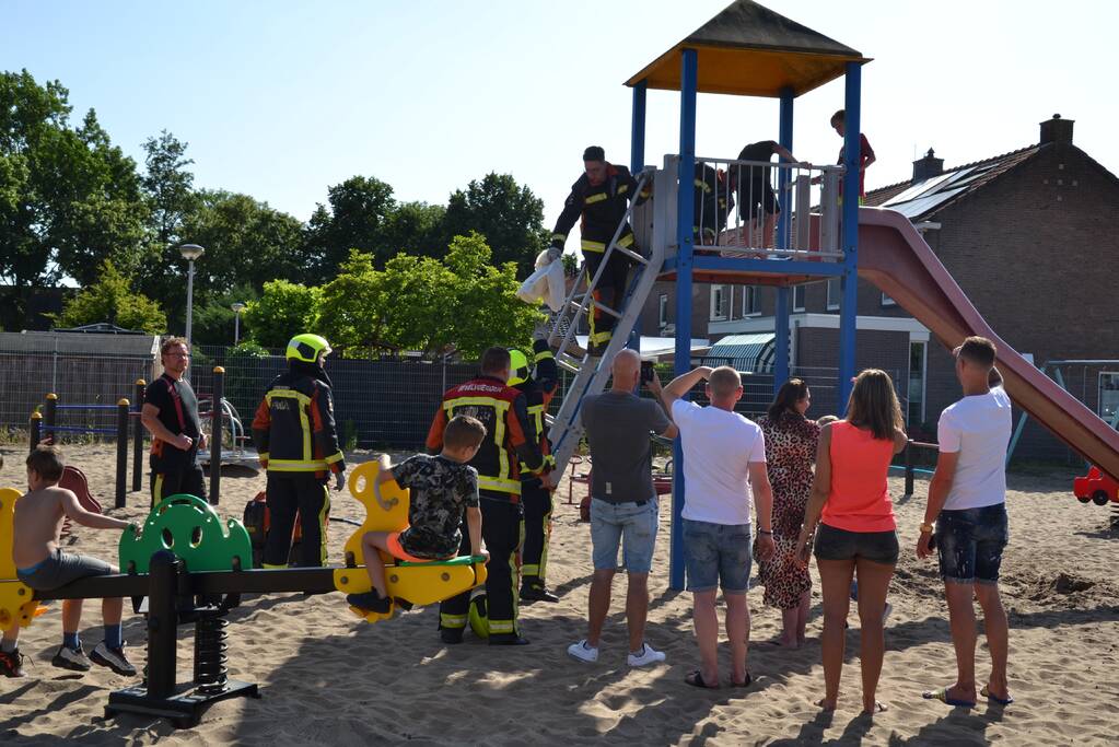 Jongeman vast in met knie in speeltoestel