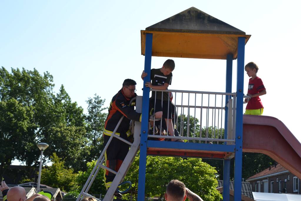 Jongeman vast in met knie in speeltoestel