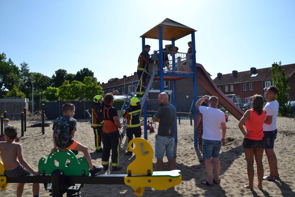 Jongeman vast in met knie in speeltoestel