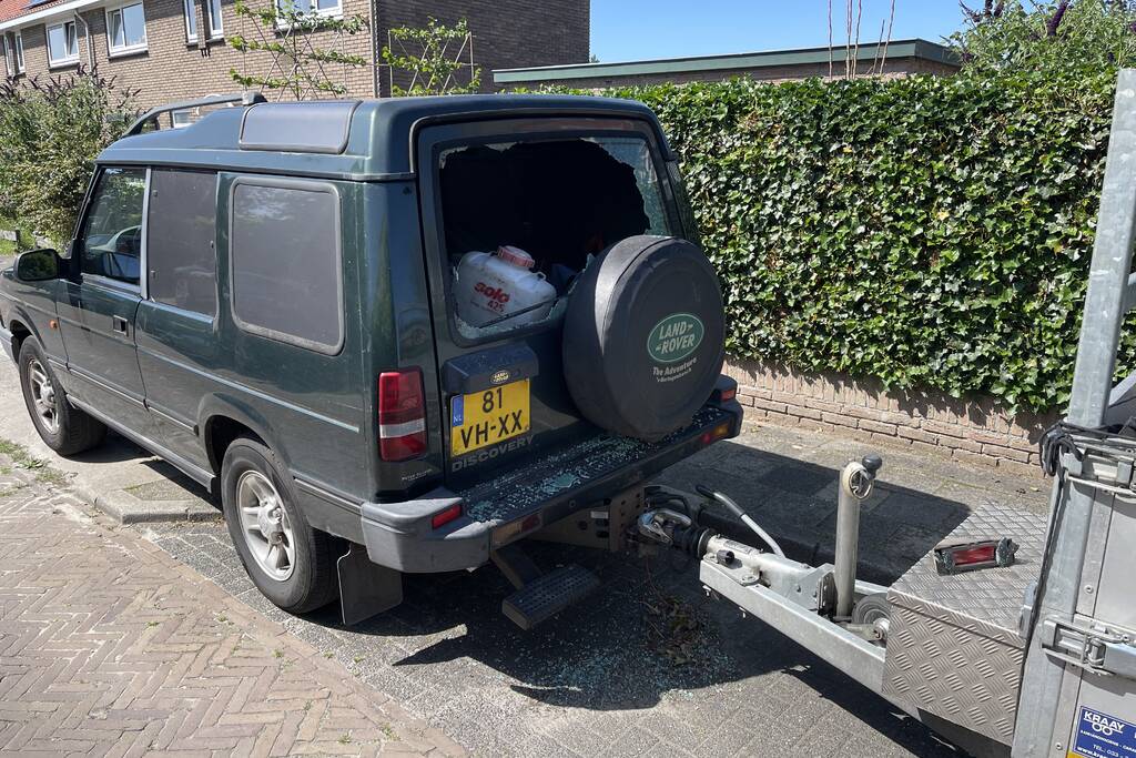 Achterruit 4x4-voertuig ingeslagen en tuingereedschap verdwenen