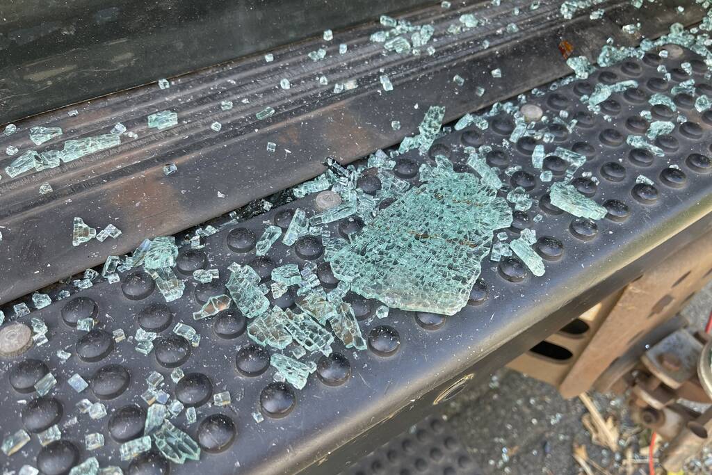 Achterruit 4x4-voertuig ingeslagen en tuingereedschap verdwenen