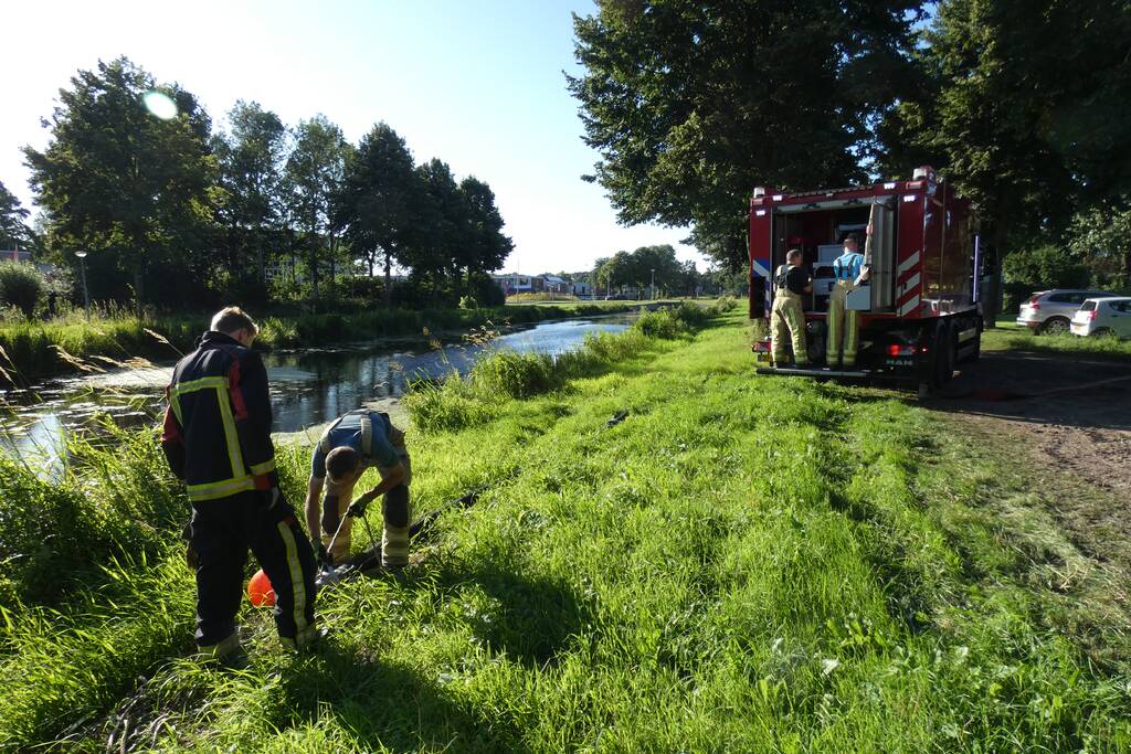 Brandweer vult nieuwe dierenvijver