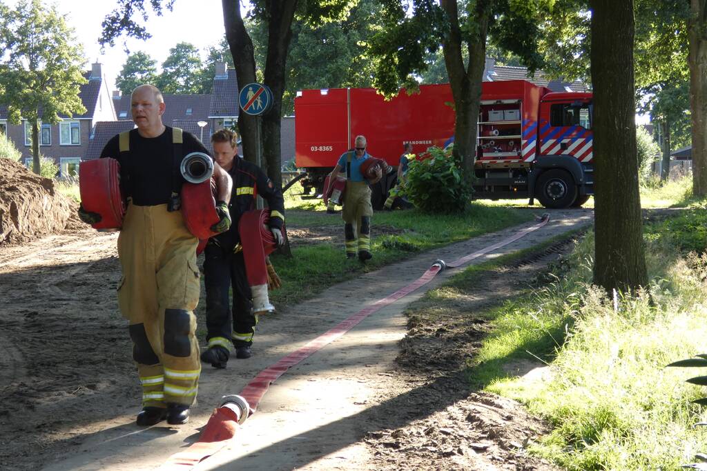 Brandweer vult nieuwe dierenvijver