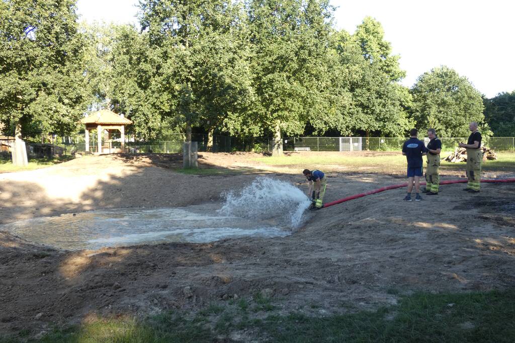 Brandweer vult nieuwe dierenvijver