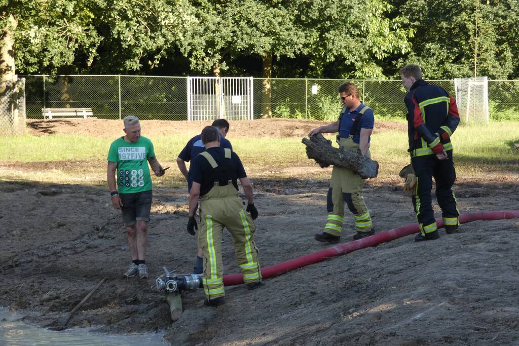 Brandweer vult nieuwe dierenvijver