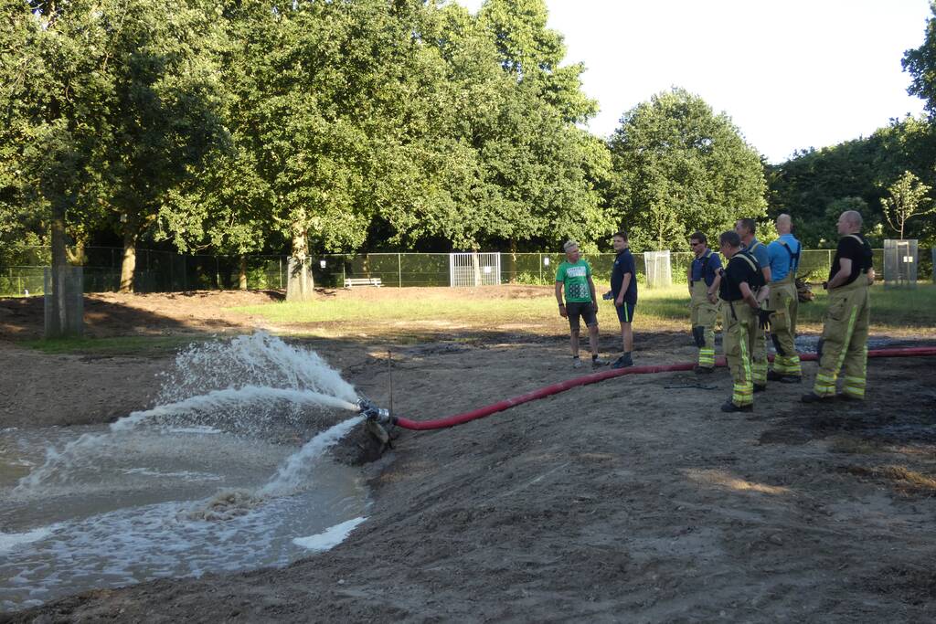 Brandweer vult nieuwe dierenvijver