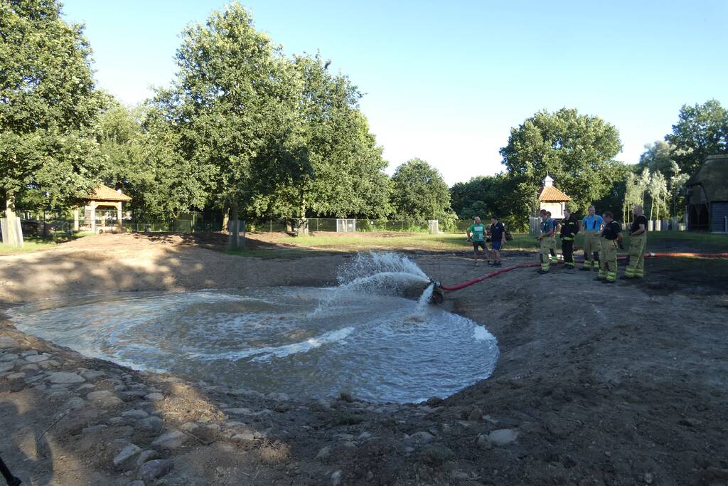 Brandweer vult nieuwe dierenvijver