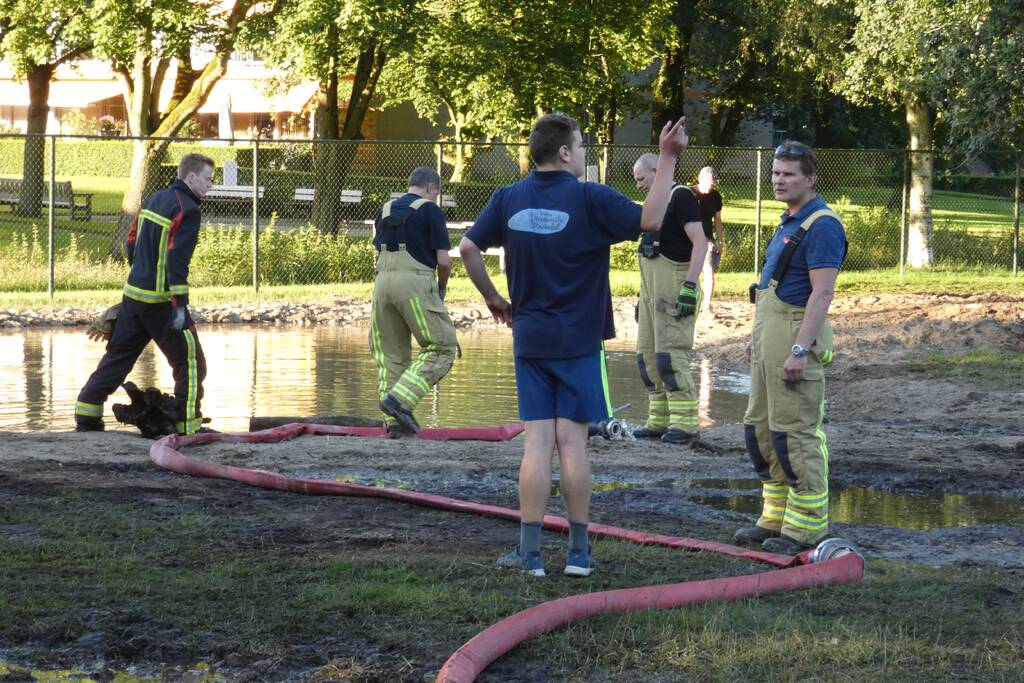 Brandweer vult nieuwe dierenvijver