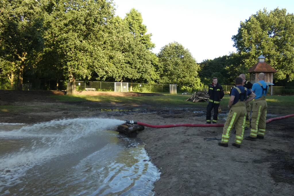 Brandweer vult nieuwe dierenvijver